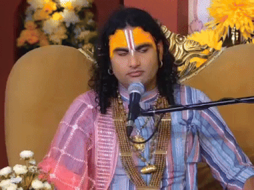 अनिरुद्धाचार्य-के-दरबार-में-फूट-फूटकर-रोई-हरियाणवी-बहू:शराबी-पति-हर-रात-पीटता-है;-कथावाचक-बोले-बॉलीवुड-शराब-को-बढ़ावा-दे-रहा,-यही-हिंसा-की-जड़