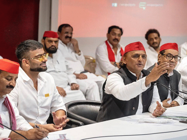 पंजाबी-सिंगर-मनकीरत-को-अखिलेश-यादव-ने-किया-सम्मानित:बोले-सिख-समाज-ने-देश-विदेश-में-पहचान-बनाई,-बाढ़-पीड़ितों-को-राहत-नहीं-दे-सकी-केंद्र-सरकार