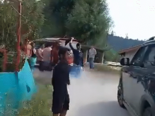 मनाली-में-‘कंगना-गो-बैक’-के-लगे-नारे:काले-झंडे-दिखाए;-देरी-से-आने-पर-सांसद-का-विरोध,-कांग्रेस-भाजपा-वर्करों-में-धक्का-मुक्की