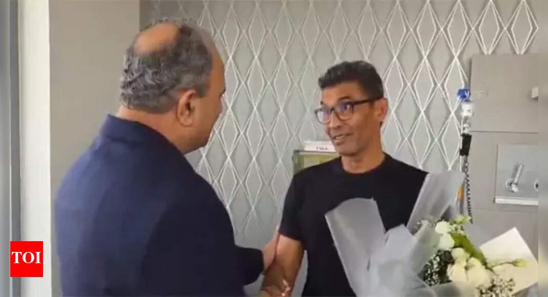 watch:-pakistan-manager-visits-injured-umpire-after-freak-on-field-accident