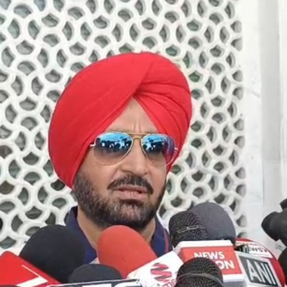 सिंगर-मलकीत-सिंह-ने-गोल्डन-टेंपल-में-टेका-माथा:बाढ़-पीड़ितों-के-लिए-अरदास-की,-बोले-मुश्किल-घड़ी-में-अपने-लोगों-के-साथ