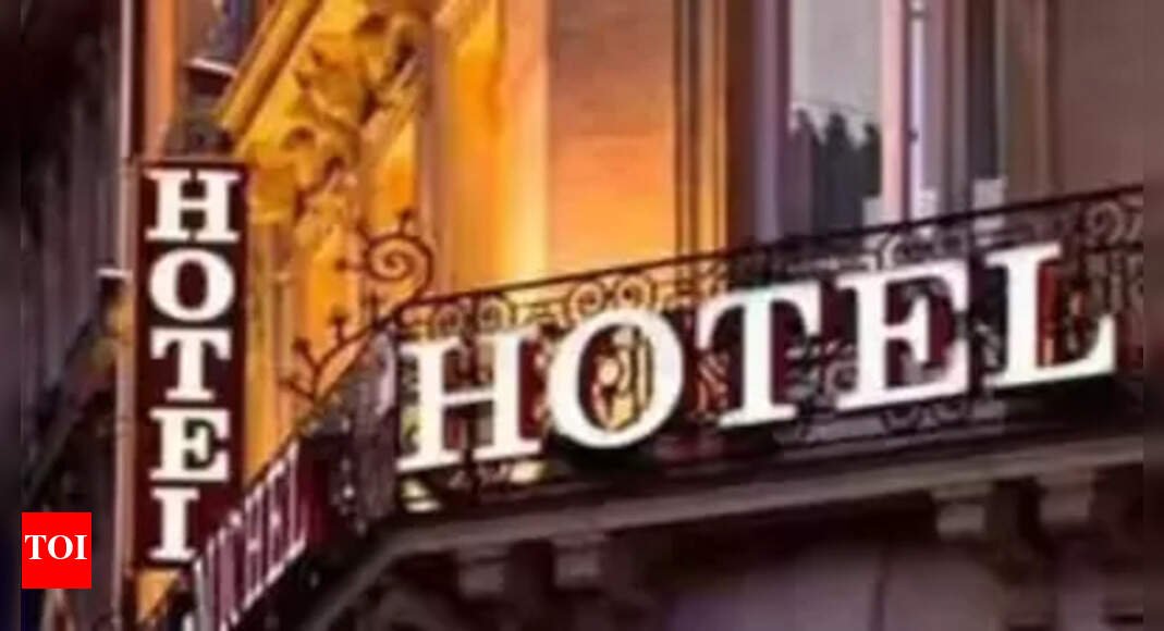 tourism-ministry-conducts-training-for-hotel,-homestay-owners-to-enhance-tourist-experience-in-varanasi