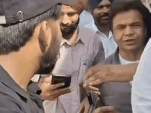 बॉलीवुड-अभिनेता-राजपाल-यादव-फाजिल्का-पहुंचे:बाढ़-पीड़ितों-से-मिले,-बोले-दुख-की-घड़ी-में-साथ-खड़े