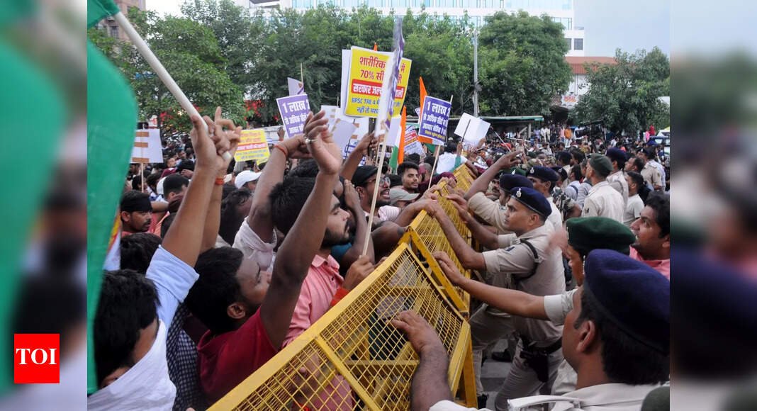 teacher-aspirants-protest-again-demanding-more-vacancies-in-tre-4