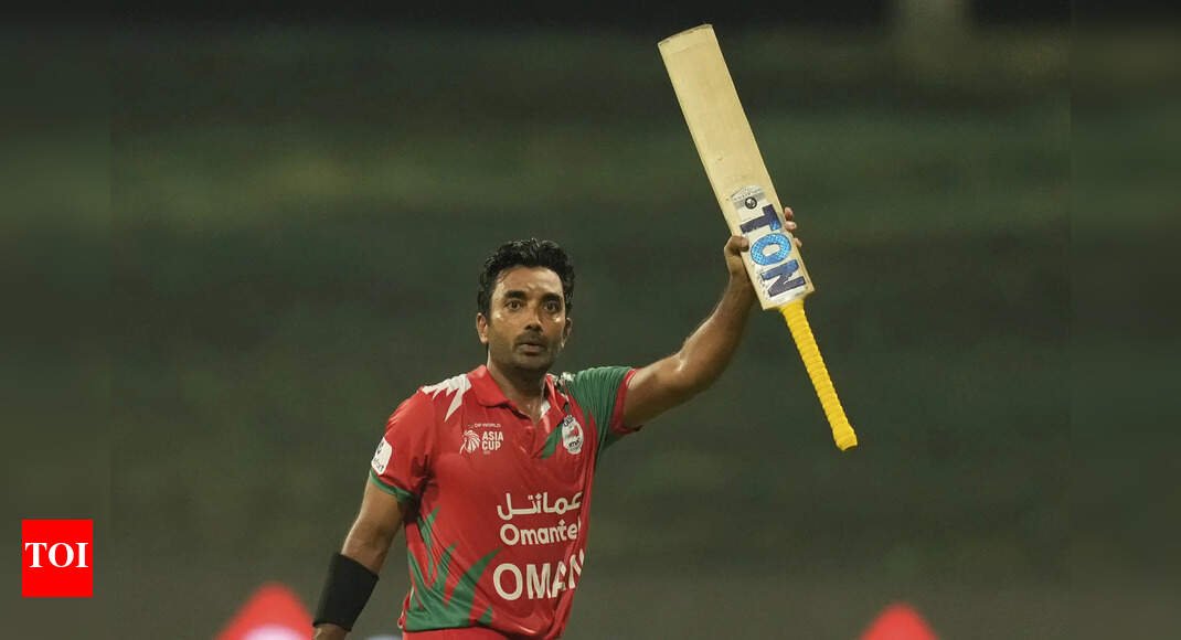 history!-aamir-kaleem-becomes-oldest-to-score-fifty-vs-india,-breaks-79-year-record