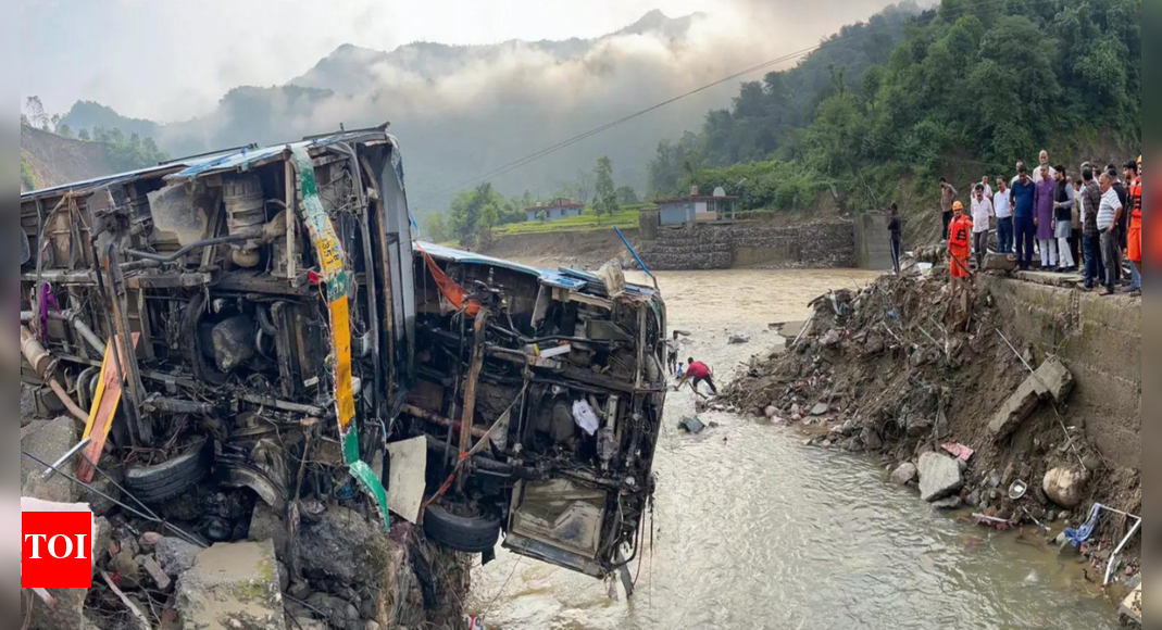 himachal-monsoon-havoc:-death-toll-rises-to-427;-243-rain-related-deaths,-184-in-accidents