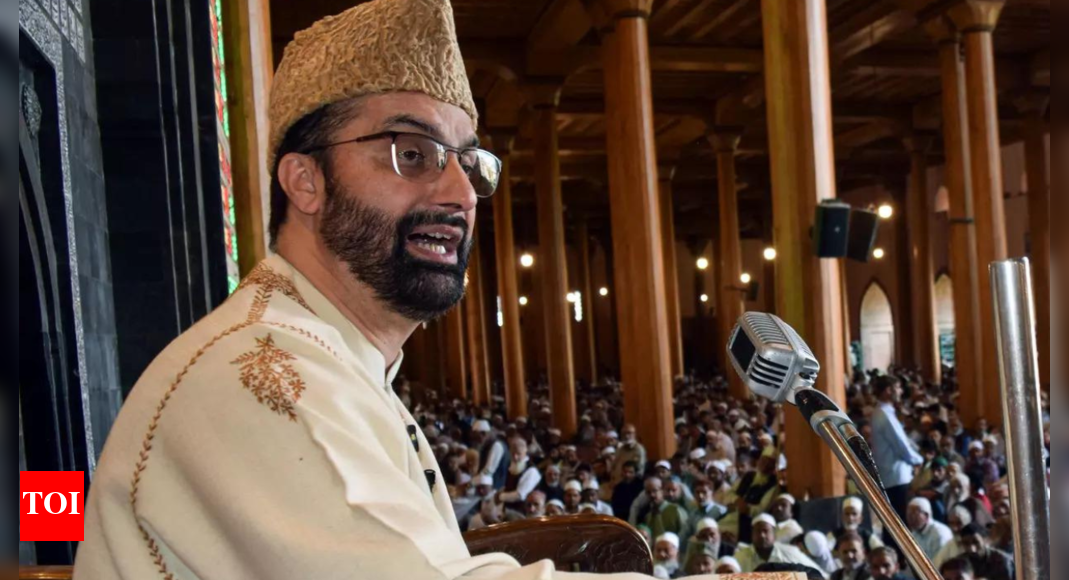 mirwaiz-allowed-to-visit-sopore-for-condolences-to-prof-bhat’s-family
