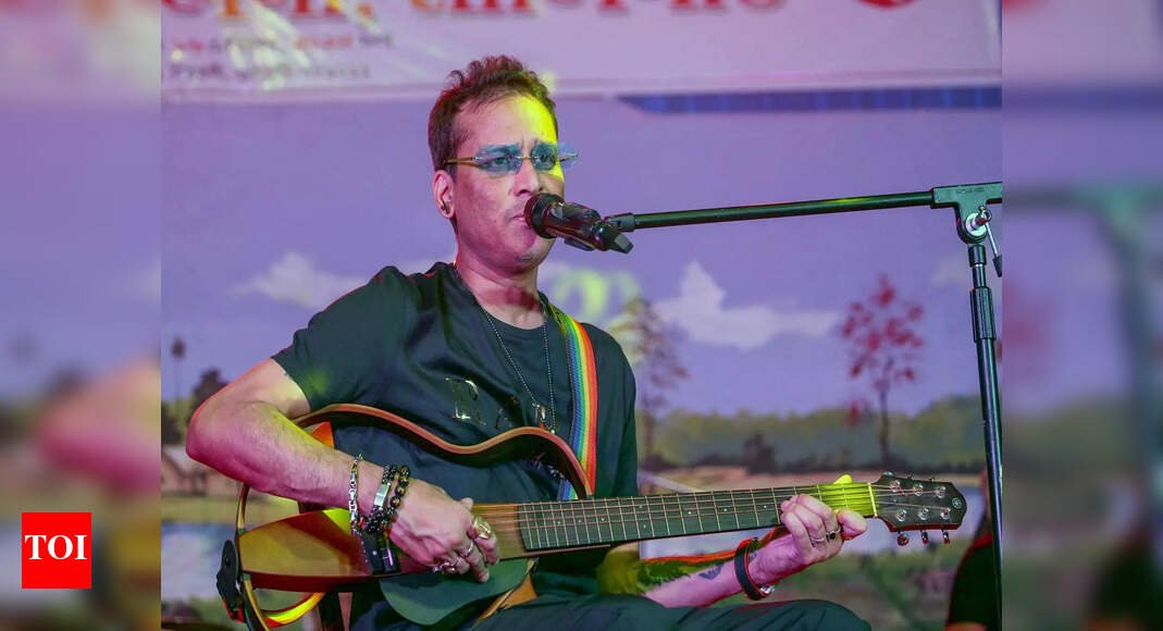 zubeen-garg’s-mortal-remains-arrive-in-delhi;-ruckus-breaks-out-at-guwahati-airport-as-fans-break-through-barricades-–-watch