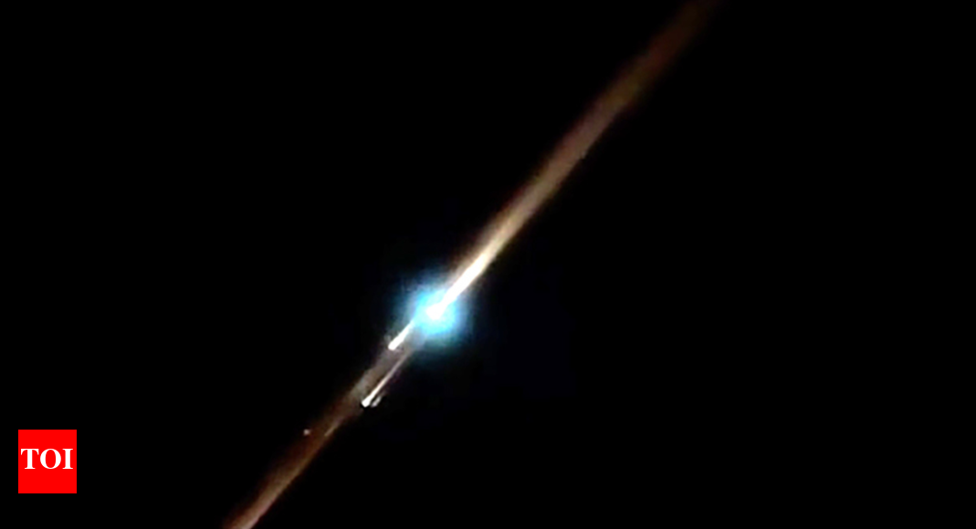 meteor-shower-or-sat-debris?-fiery-streak-dazzles-delhi-ncr-skyline
