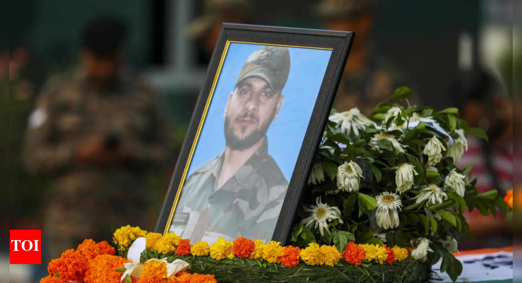 tributes-paid-to-fallen-soldier;-op-on-to-track-down-terrorists-in-j&k-forest