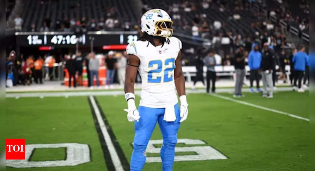 najee-harris-leaves-fans-worried-after-being-carted-off-with-serious-looking-leg-injury-vs.-broncos