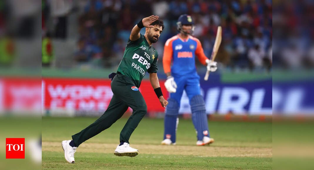 haris-rauf-faces-taunts,-fires-back-at-fans-as-‘kohli-kohli’-reverberates-in-dubai