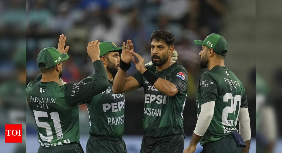 shameful-scenes:-pakistan-tv-panelist-suggests-‘firing-bullets’-to-stop-india-match