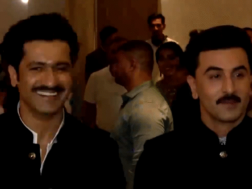 मेरा-देश-पहले-के-स्क्रीनिंग-में-पहुंचे-सेलेब्स:रणबीर-विक्की-ने-की-ट्विनिंग,-रवीना-जाह्नवी-भी-पहुंचीं;-pm-मोदी-के-जीवन-पर-रखा-गया-था-म्यूजिकल-प्रोग्राम