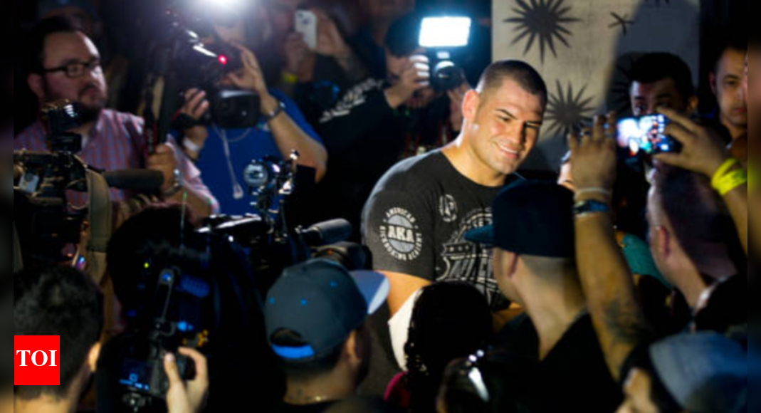daniel-cormier-crowns-cain-velasquez-as-ufc’s-greatest-heavyweight,-says-injuries-stopped-him-from-surpassing-jon-jones