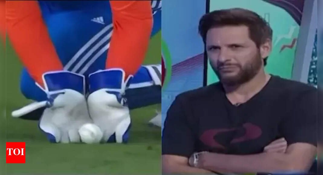 ‘unhone-ipl-me-bhi-umpiring-karni-hai’:-afridi’s-dig-after-fakhar-dismissal