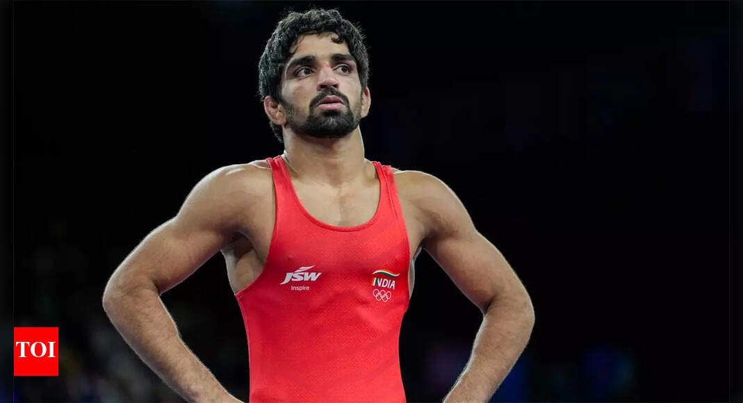 wfi-issues-show-cause-notice-to-paris-olympics-medallist-aman-sehrawat,-freestyle-coaches-for-being-overweight