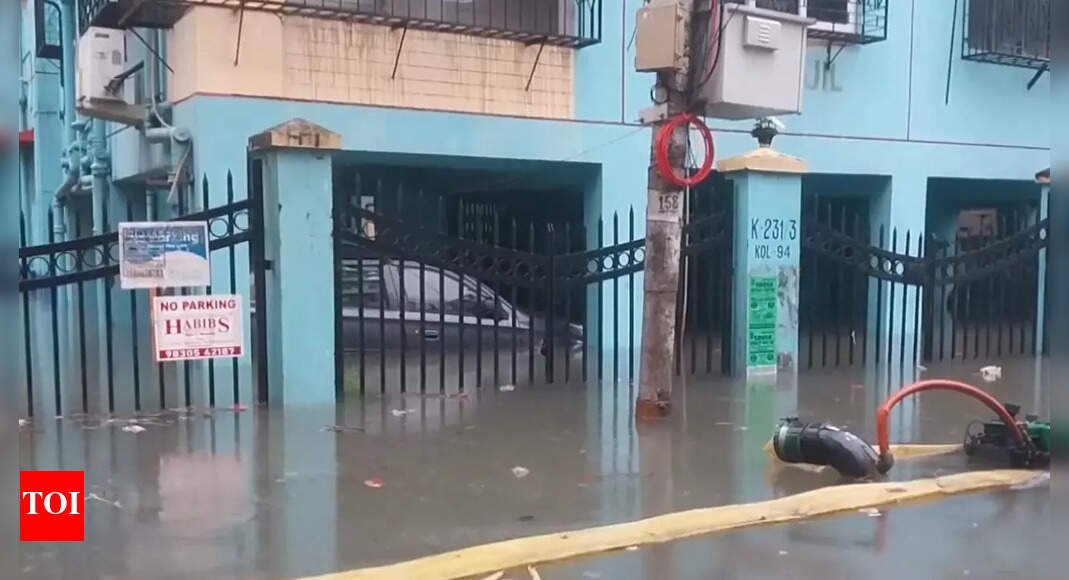record-rainfall-in-kolkata:-3-electrocuted,-schools-closed,-power-and-metro-services-hit