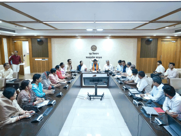 14-mayors-hold-face-to-face-meeting-in-bhopal:ministers-kailash-vijayvargiya-and-acs-stress-urgent-need-for-strict-laws-to-stop-illegal-colonies-from-growing