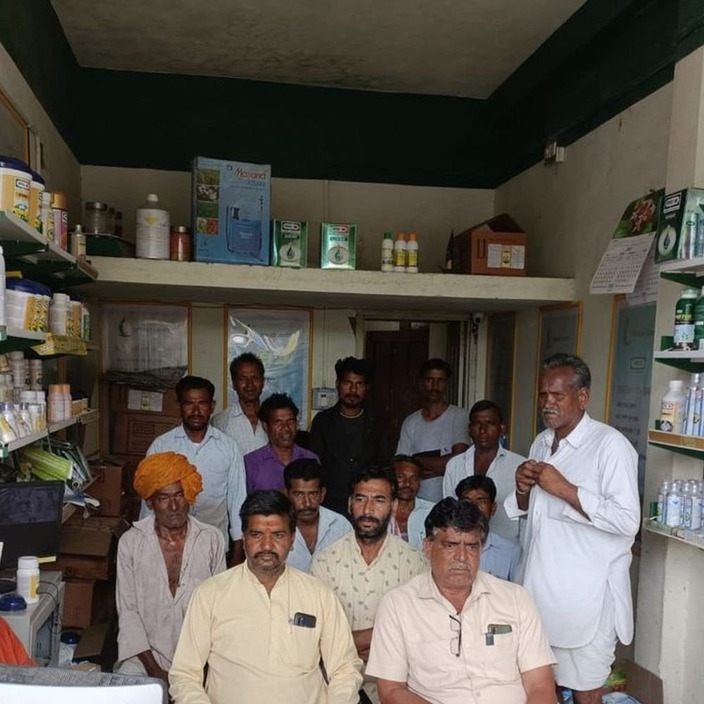 farmers-protest-intensifies-at-govt-warehouse:crowd-grows-at-single-counter-fertilizer-distribution,-and-some-farmers-throw-stones-in-anger-and-frustration