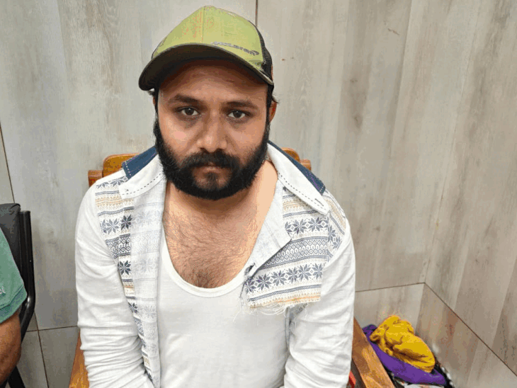 lokayukta-traps-officials-accepting-bribes-in-indore,-jhabua:imc-official-in-indore-and-food-department-official-in-jhabua-caught-taking-rs3,000-and-rs50,000,-respectively