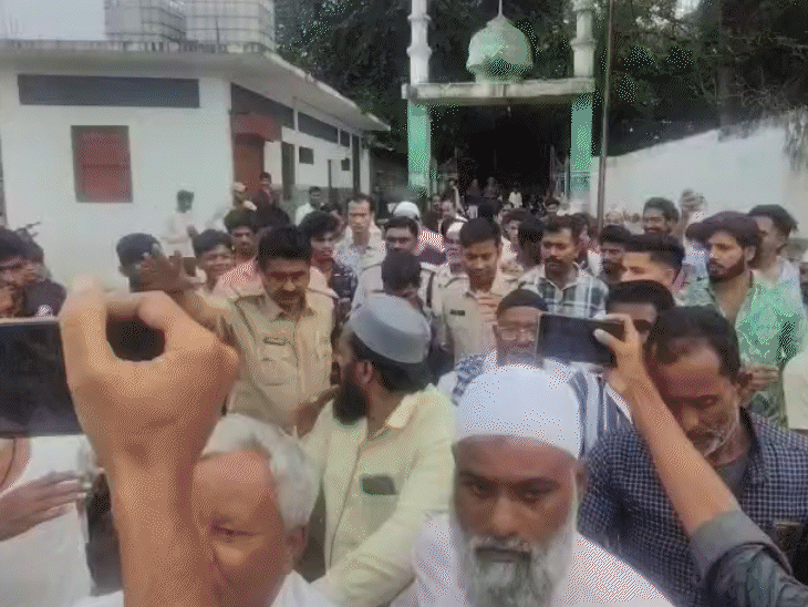 mob-surrounds-khandwa’s-grave-digger-accused-in-police-custody:residents turned-violent,-forcing-cops-to-struggle-heavily-to-safely-take-suspect-back-to-station