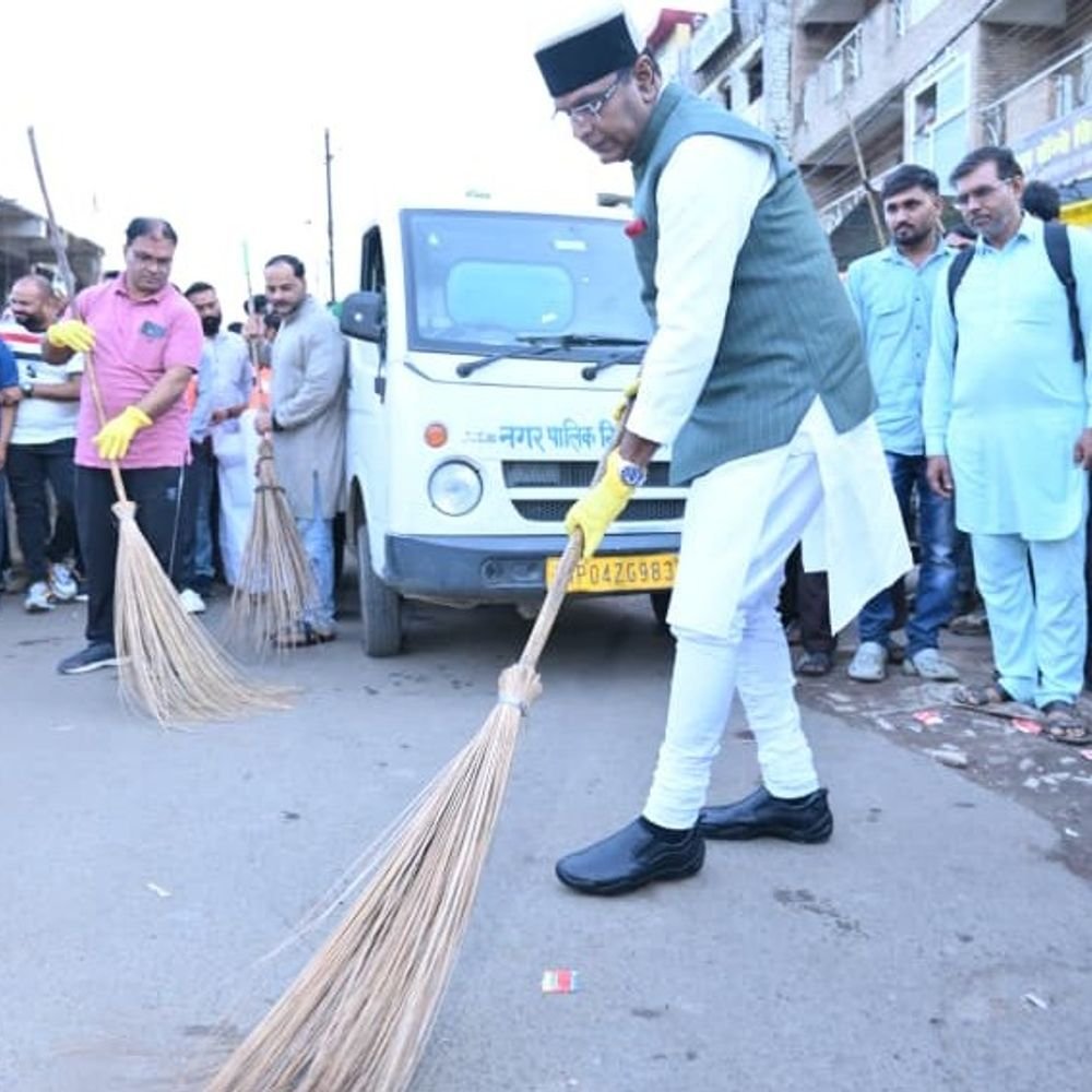 minister-sarang-participates-in-‘swachhata-hi-seva’-campaign:brooms-road-at-bhopal-junction-railway-station;-appeals-for-involvement-of-citizens