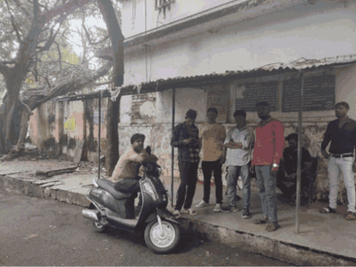 youth-found-hanging-at-house-in-ratibad:had-dispute-with-aunt-before-the-mishap;-kin-allege-murder,-police-register-fir