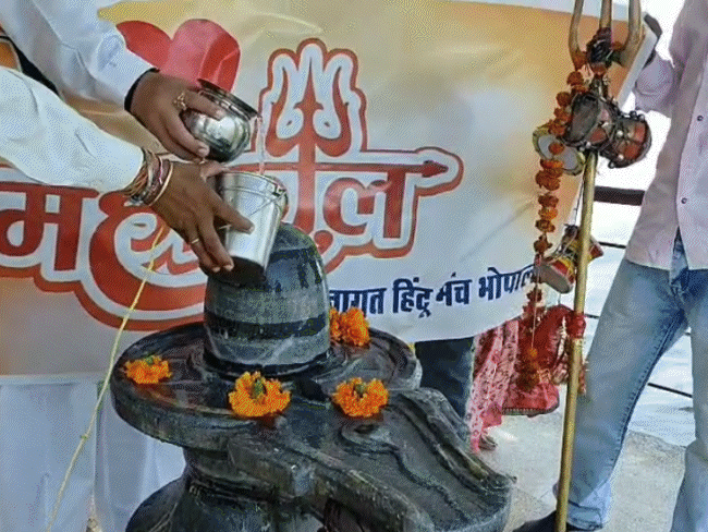 ‘i-love-mahakal’-campaign-begins-after-‘i-love-mohammad’:both-religions’-stickers-distributed-in-mp,-hindu-group-starts-drive;-police-monitor-activity-amid-controversy