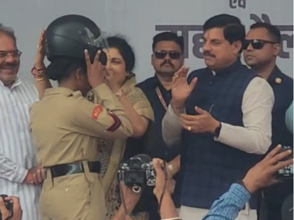 chaos-erupts-over-free-helmet-distribution-in-bhopal:crowd-at-cm-yadav’s-program-grabs-boxes;-chase-trucks-carrying-helmets,-creates-panic