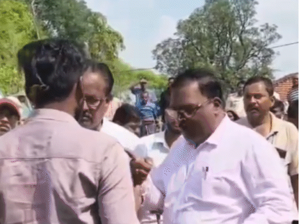 tehsildar-grabs-farmer’s-collar,-hurls-abuse-in-mauganj:collector-seeks-detailed-report-of-incident;-opposing-side-protested-during-possession-process