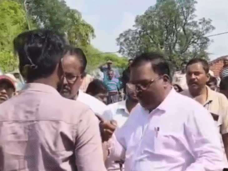 tehsildar-suspended-after-grabbing-farmer’s-collar-in-mauganj:rewa-commissioner-acts-following-cm’s-orders,-advises-farmer-not-to-speak-irrelevantly,-ensuring-administrative-discipline
