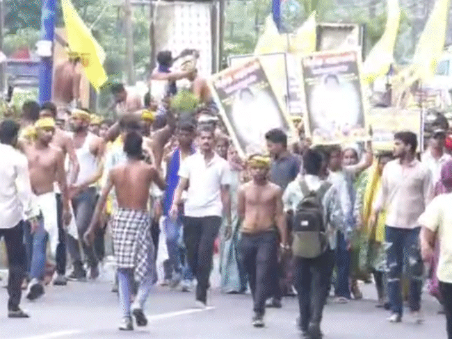 tribal-body’s-semi-naked-protest-against-indore-my-hospital-rat-case:jays-demands-removal-of-dean,-superintendent;-protest-postponed-until-hc-hearing-next-week