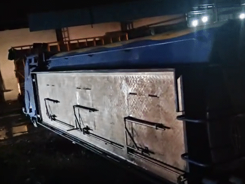 petrol-filled-tanker-overturns-in-tejaji-nagar,-indore:driver-escapes-by-jumping,-and-authorities-use-a-crane-to-straighten-the-tanker-late-at-night