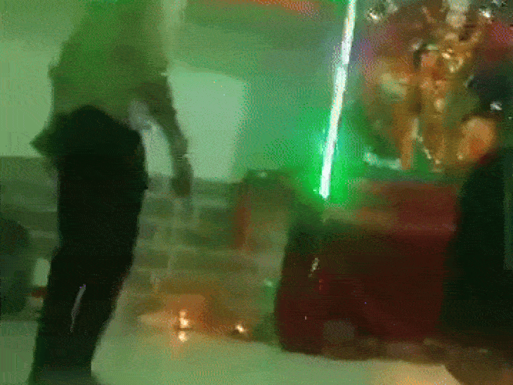 woman-dies-of-heart-attack-during-garba-dance:wife-dancing-with-her-husband-on-‘o-mere-dholna’-song;-lady-collapsed-in-front-of-durga-pandal