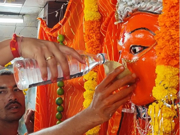 collector-offers-liquor-to-chobis-khamba-mata:on-maha-ashtami,-he-walks-27-km-across-ujjain,-visiting-40-temples-in-city-wide-worship