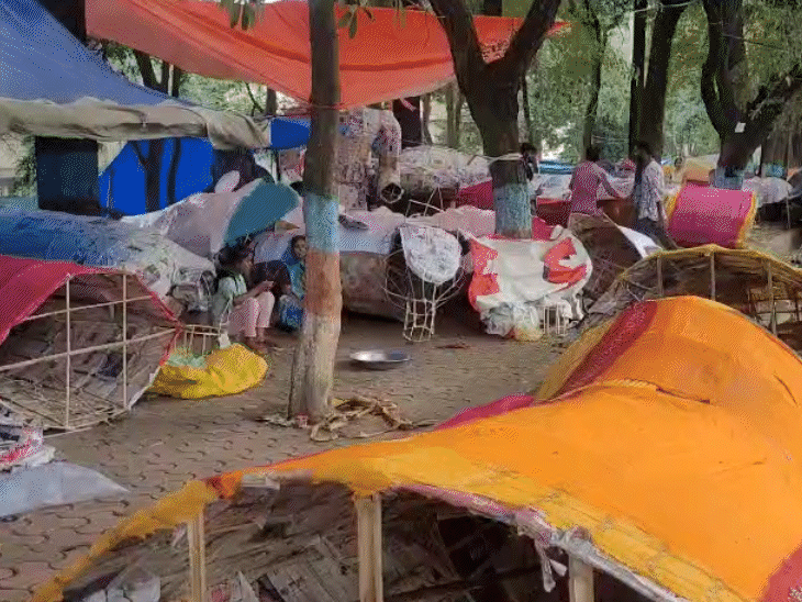 ravana-dahan-can-witness-heavy-rain-in-mp:around-7,000-effigies-to-be-burnt-in-bhopal;-boosting-demand-for-waterproof-covers-among-organisers