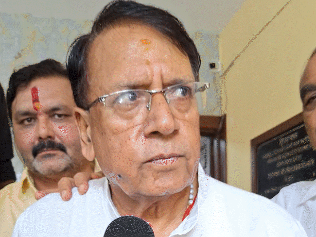 controversy-erupts-over-indore-congress-chief’s-remark-over-digvijaya:pcc-chief-patwari-stresses-party’s-single-policy;-pc-sharma-asserts-no-power-can-prevent-singh-from-visiting-affected-people