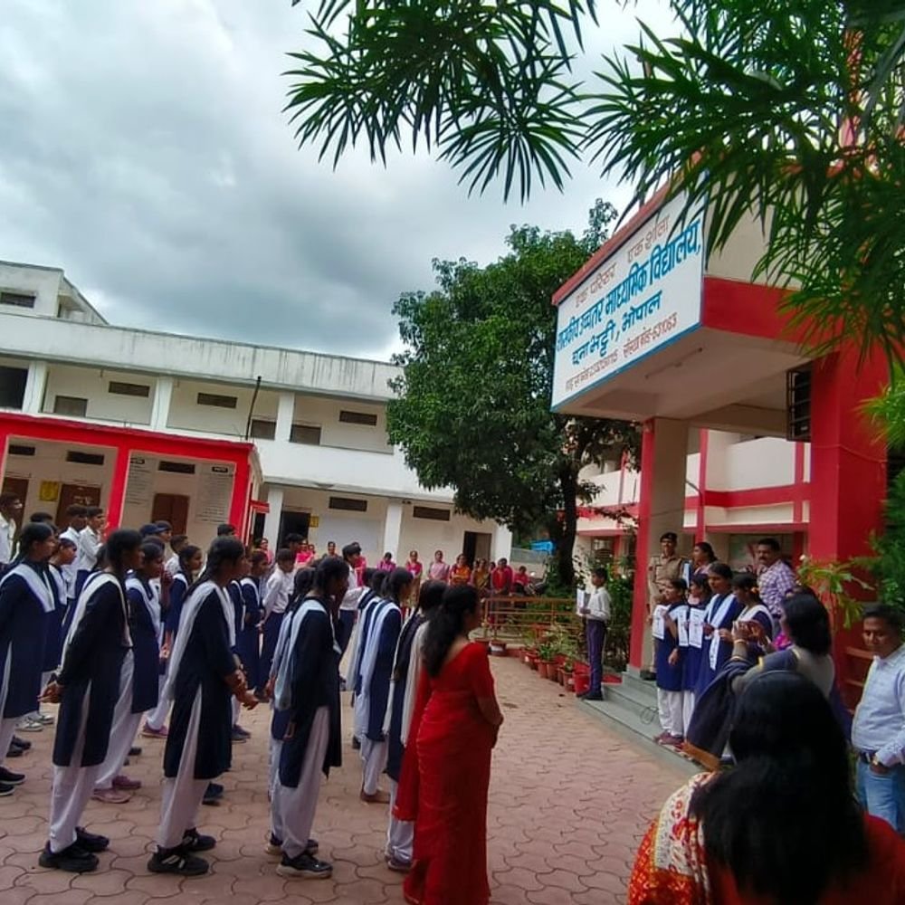 bhopal-police-leads-initiatives-under-‘main-hoon-abhimanyu’-programme:cops-conduct-campaign-at-school-in-chunabhatti;-khajuri-sadak-police-holds-marathon