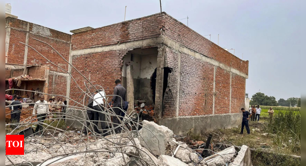 couple-killed,-2-critical-among-injured-in-firecracker-factory-blast-in-lucknow
