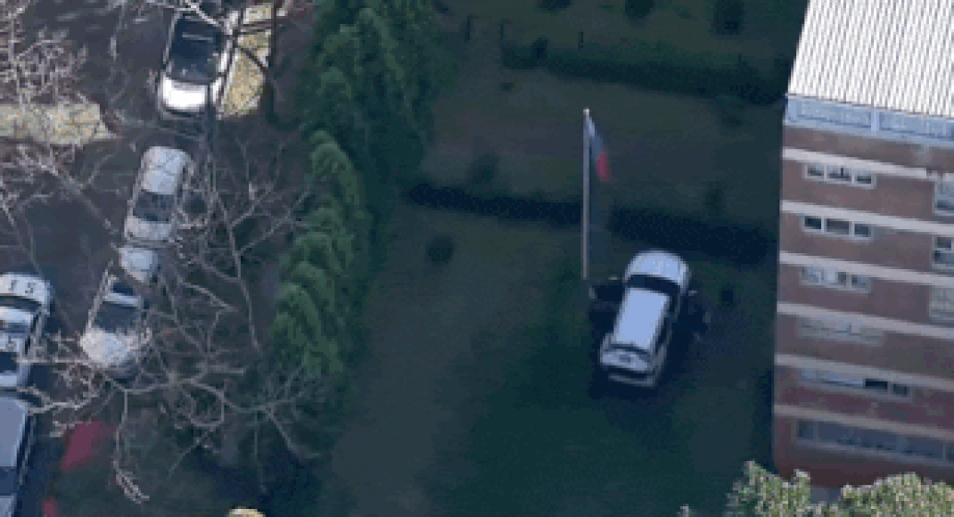 man-arrested-after-car-crashes-into-russian-consulate-in-australia-–-watch