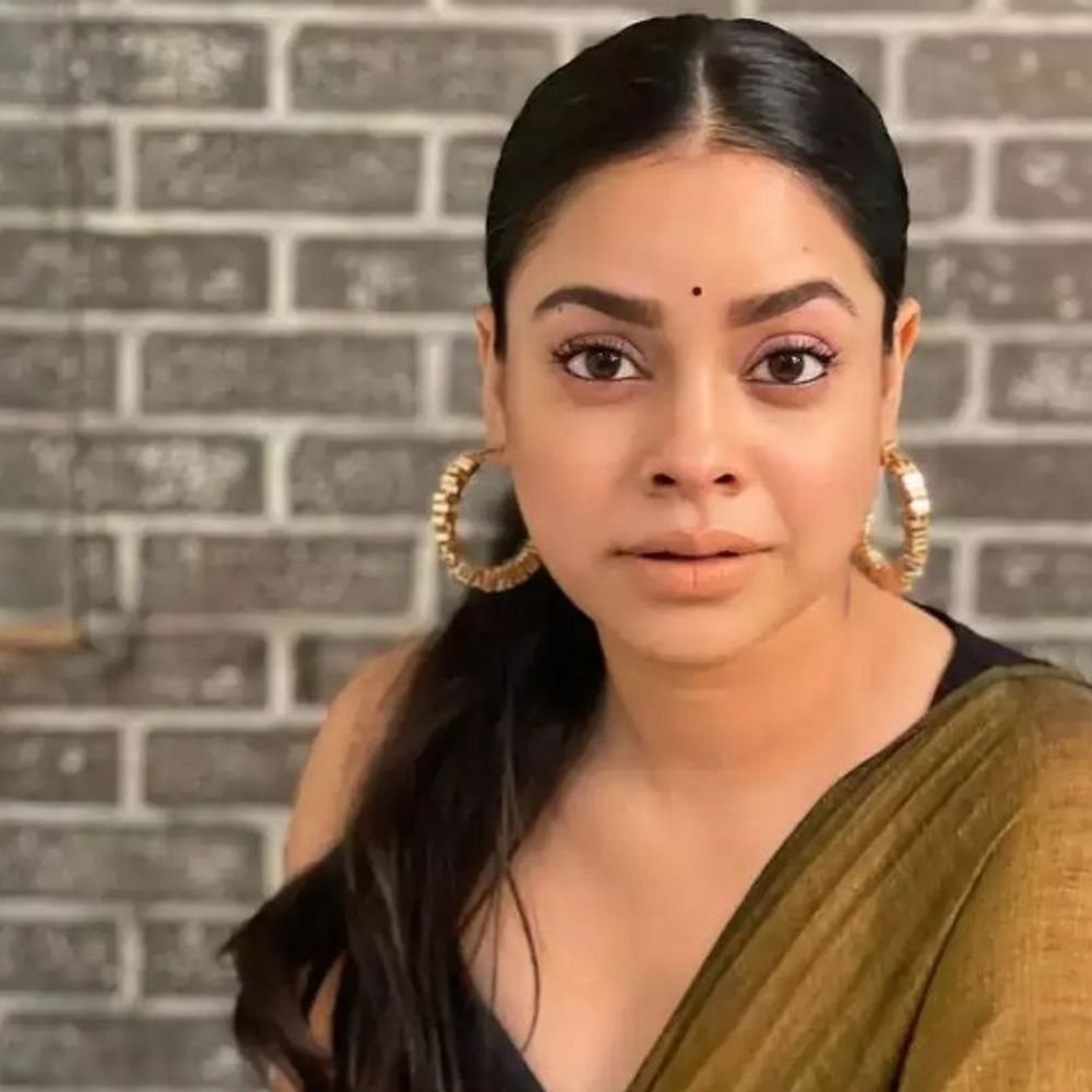 सुमोना-चक्रवर्ती-के-साथ-रोड-में-हुई-बदसलूकी:कहा-भीड़-ने-रोका,-भगवा-गमछा-कार-के-बोनट-पर-मारा,-पहली-बार-मुंबई-में-असुरक्षित-महसूस-किया