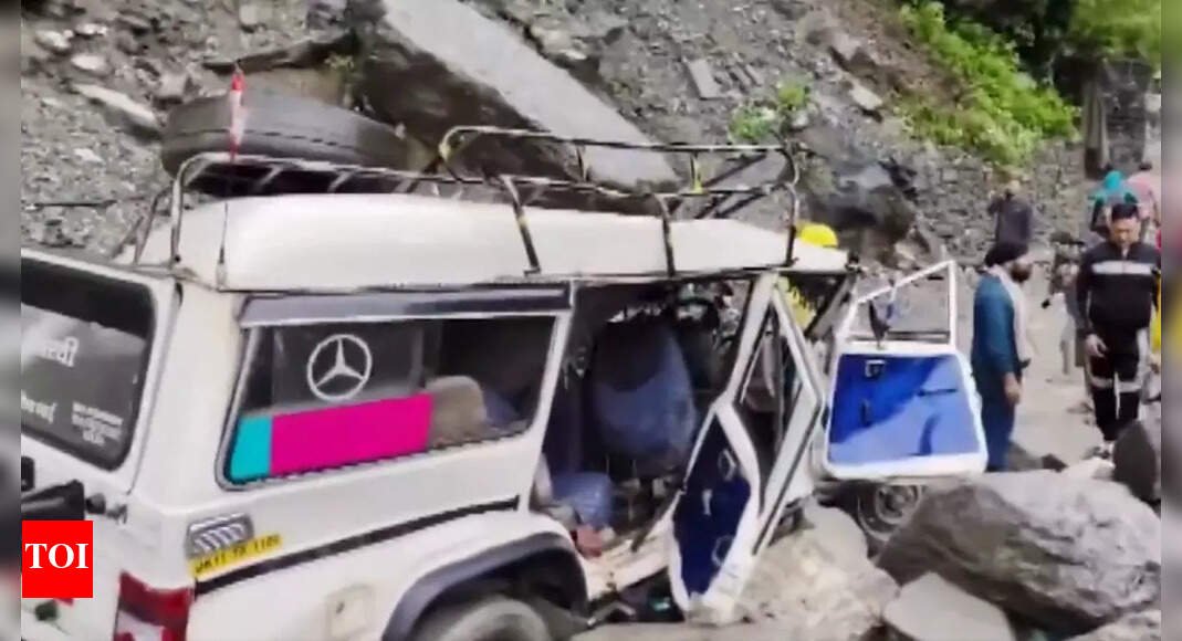 boulders-fall-on-tourist-vehicle-on-kedarnath-route-after-landslide;-2-dead