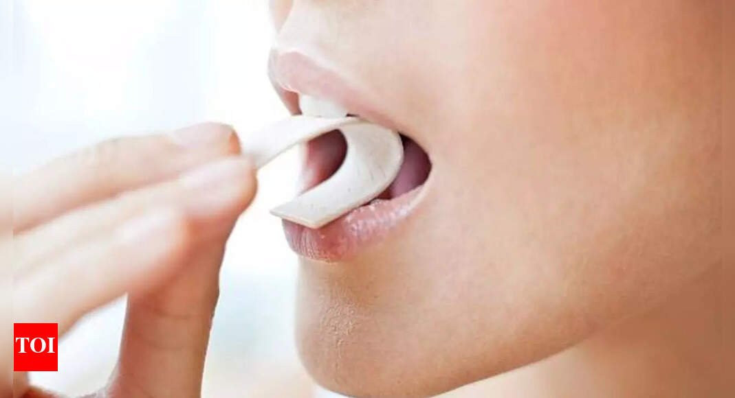 does-chewing-gum-really-help-with-a-sharper-jawline?-here’s-the-truth