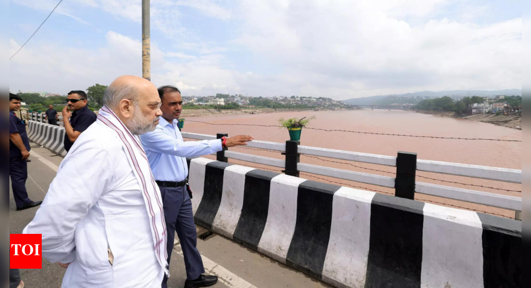 shah-tours-flood-hit-jammu,-assures-assistance-from-centre