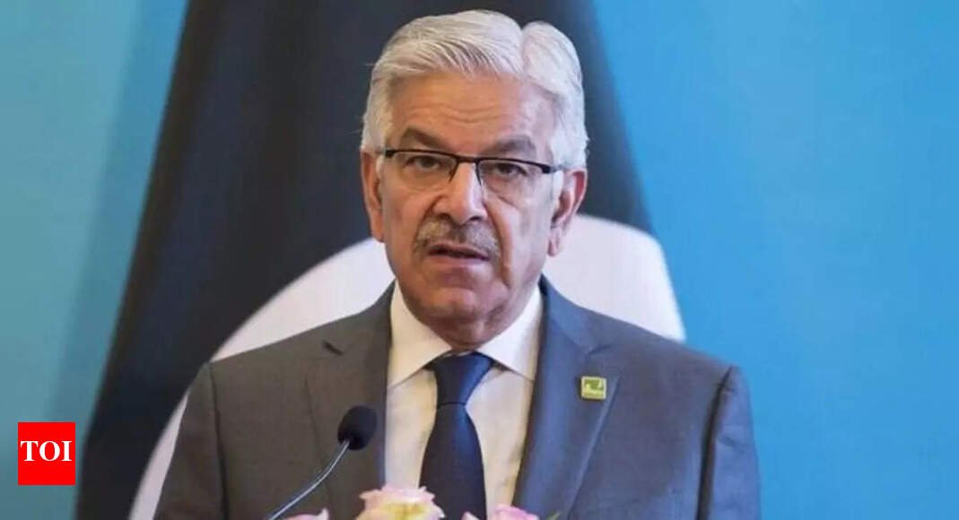 ‘put-it-in-container’:-pak-defence-minister’s-solution-for-floods;-calls-excess-water-‘blessing’