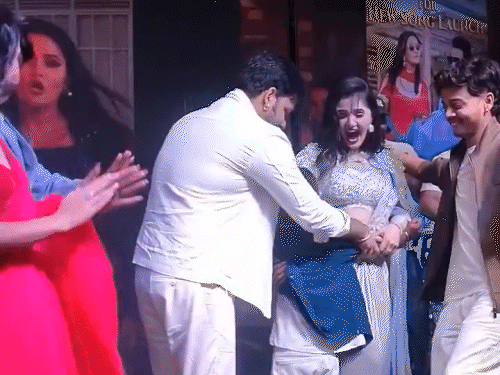भतीजे-पर-एक्ट्रेसेस-से-गले-लगने-का-दबाव-डाला:जबरदस्ती-करते-दिखे-पवन-सिंह,-असहज-नजर-आया-बच्चा;-अंजलि-राघव-भी-पास-खड़ी-थिरकती-दिखीं