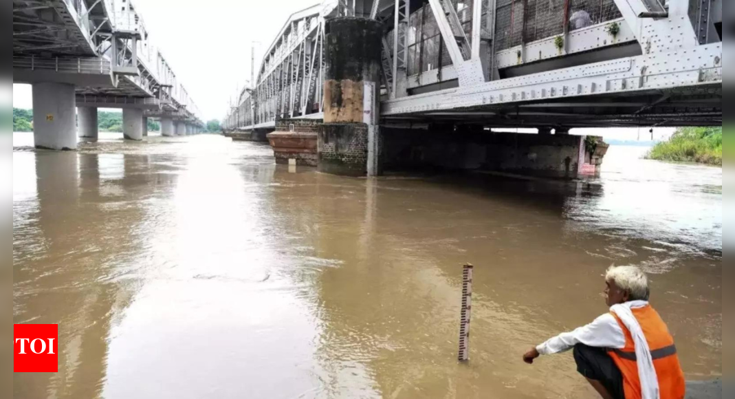 ‘anxious-nights’:-yamuna-1m-over-danger-mark,-10,000-displaced;-ghaziabad,-noida-on-alert