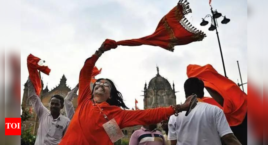 quota-stir:-manoj-jarange-ends-fast;-departing-marathas-celebrate-with-gulal,-crackers-&-selfies