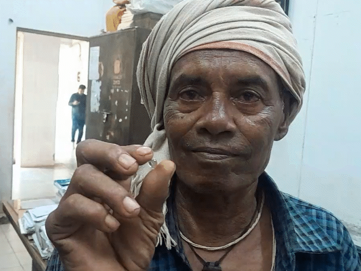 man-picks-diamond-on-road-after-visiting-mata-temple:59-year-old-deposits-4-carat-gem-in-panna;-plans-to-build-house-and-tractor